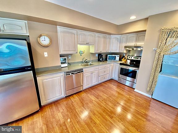 5th image of 527 N Boardwalk #621