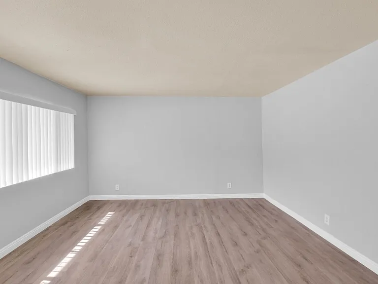 Ramona Garden Apartments — Photo 18