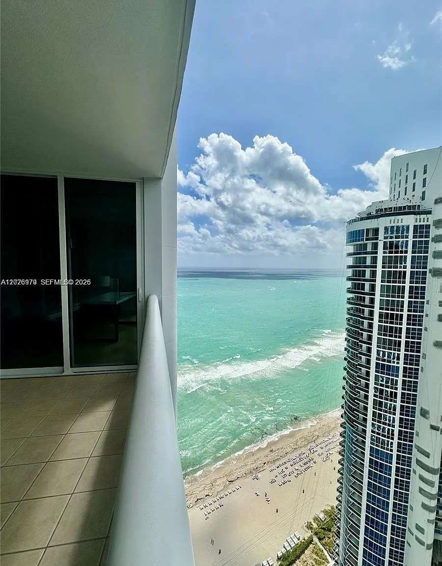 Trump Royale Condo — Photo 2