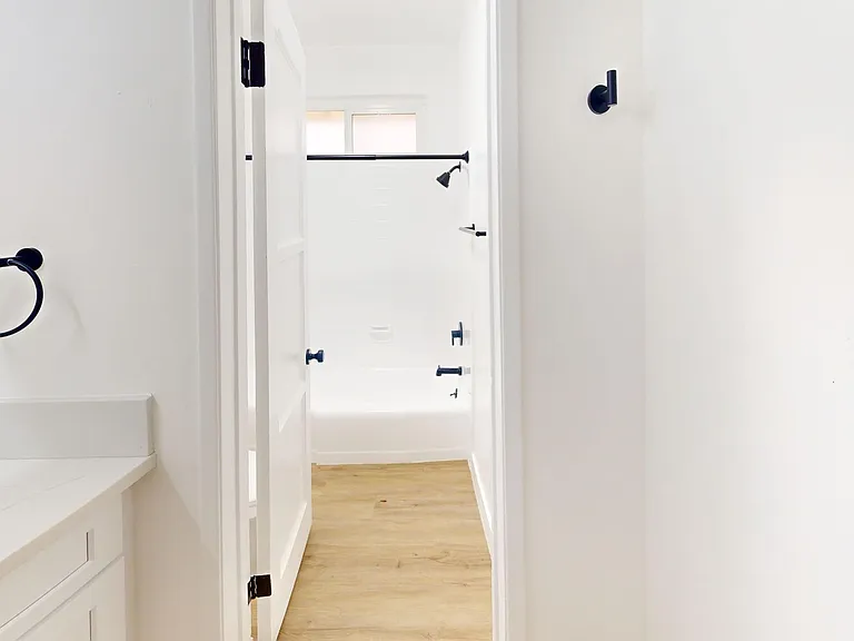 Free Rent! Beautiful & Spacious 1 Bed. Apt. In Van Nuys. — Photo 7