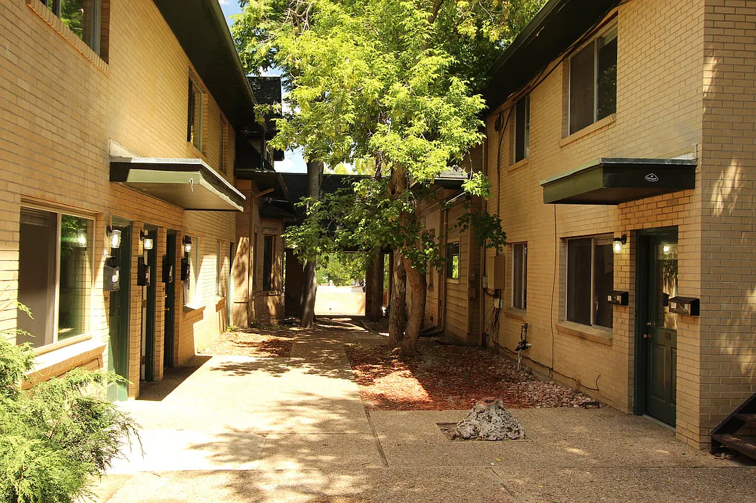3 bed, 900 sqft, $4,740 — Photo 1