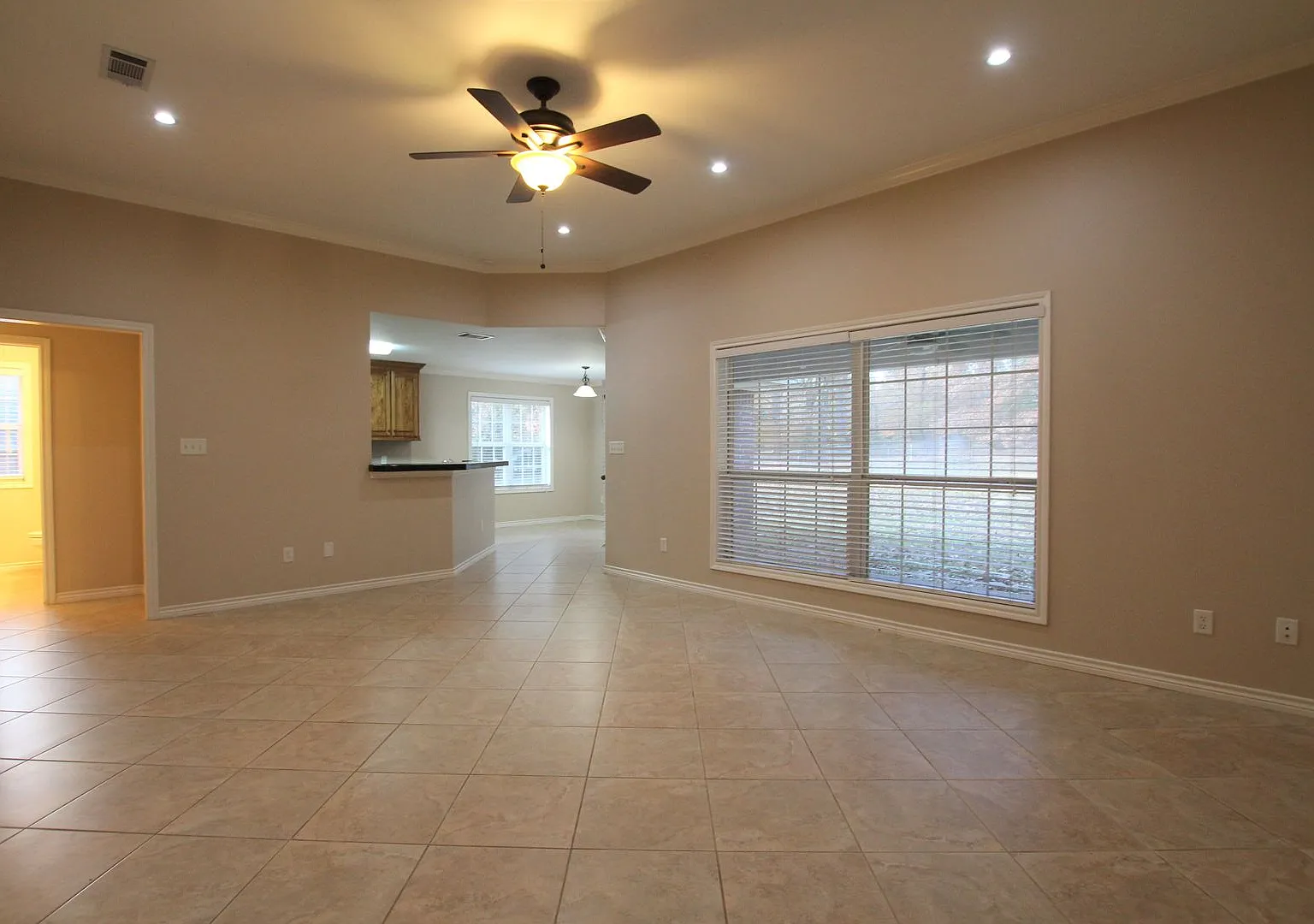 Beautiful 3 Bedroom Home in Flint! — Photo 3