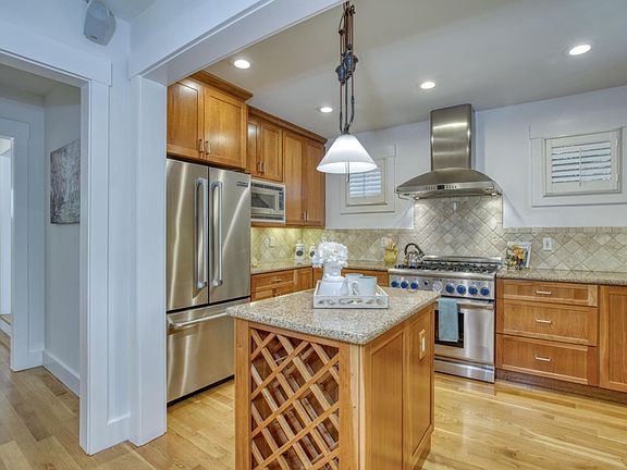 5th image of 176 Villa Ave