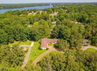 215 Eastern Shores Dr, Lexington, TN 38351