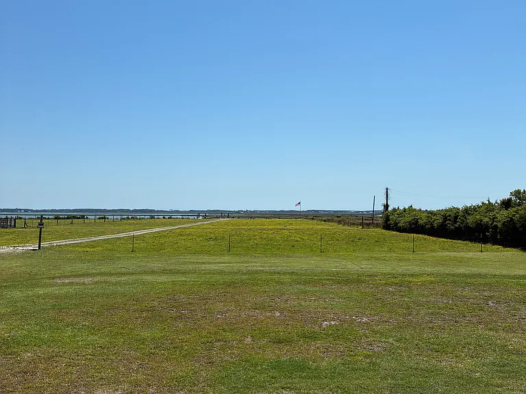 960 Country Club Rd — Photo 2