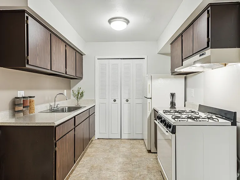 Pointe West Apartments — Photo 5