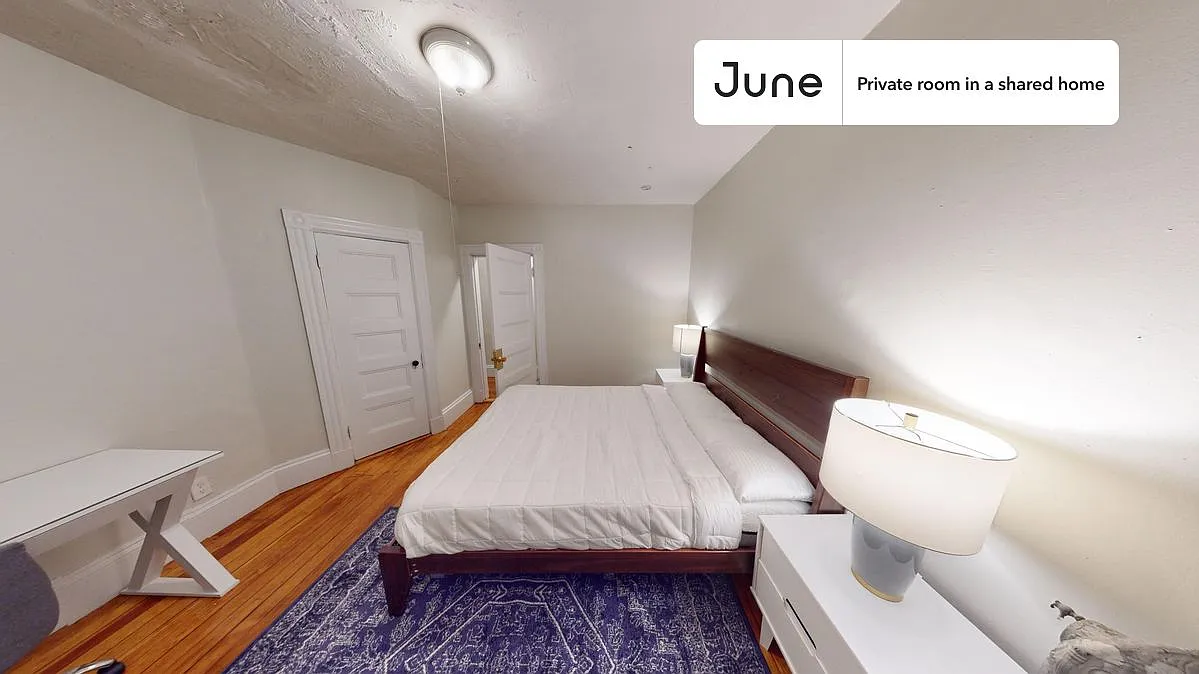Queen bedroom in 6 bed/2 bath home in Allston #1235 B — Photo 1