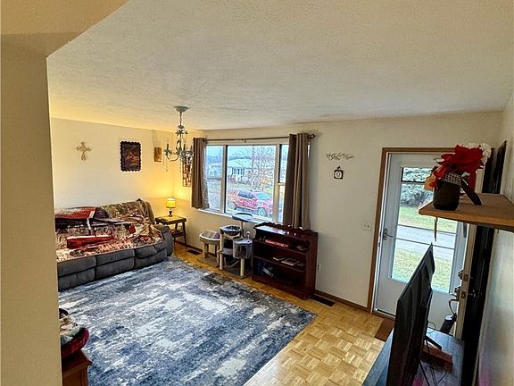 4th image of 184 Locust Dr