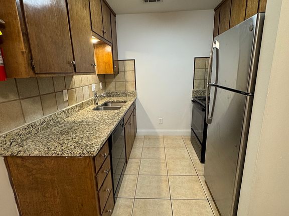 3rd image of 901 Illinois St