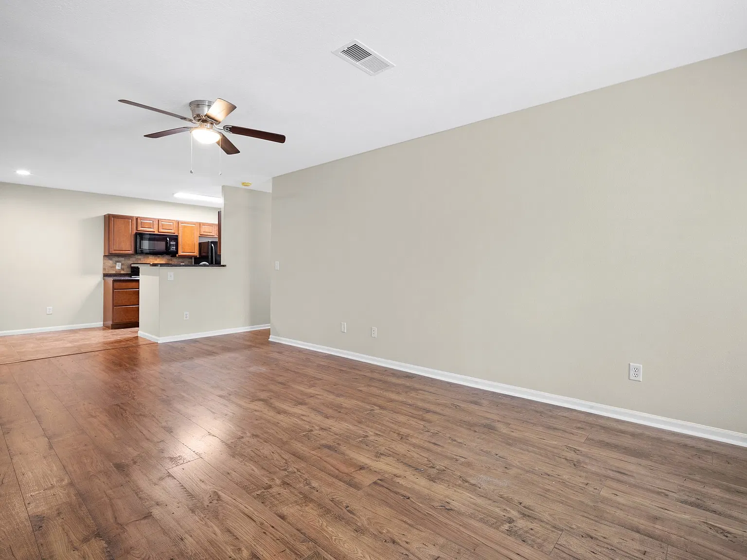 2 bed, 1001 sqft, $1,800 — Photo 4