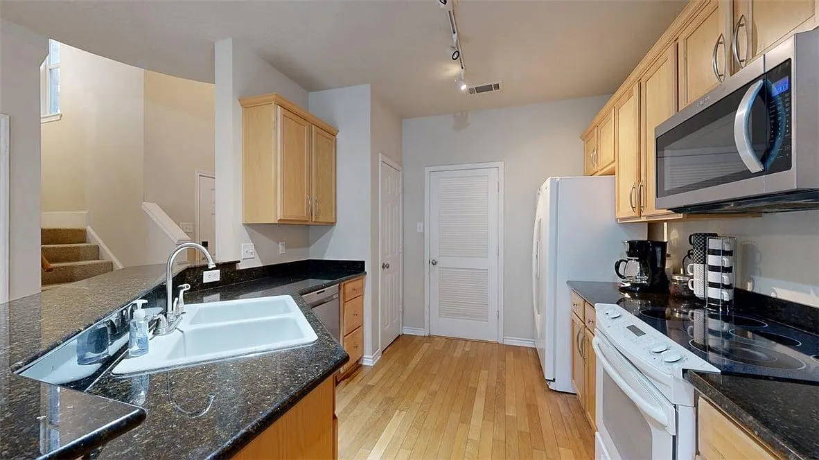 3 bed, 3.0 bath, 1882 sqft, $2,200 — Photo 4