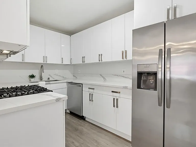 Kester Apartments — Photo 15