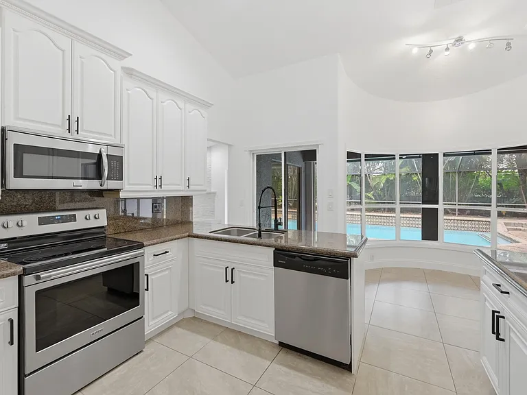 9033 NW 47th Ct — Photo 5