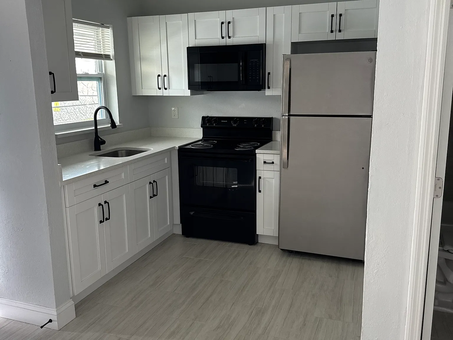 Palm Court Apartments — Photo 1