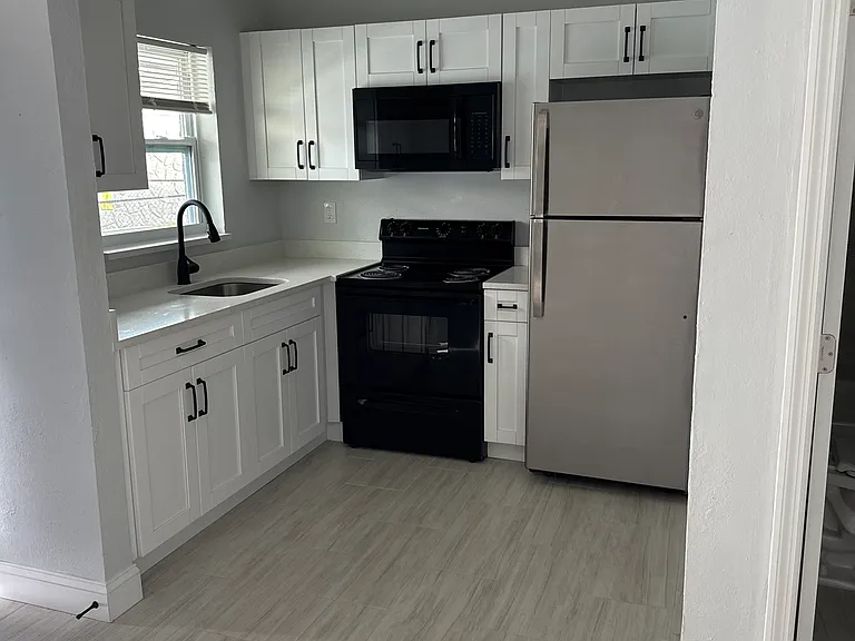 Palm Court Apartments — Photo 1