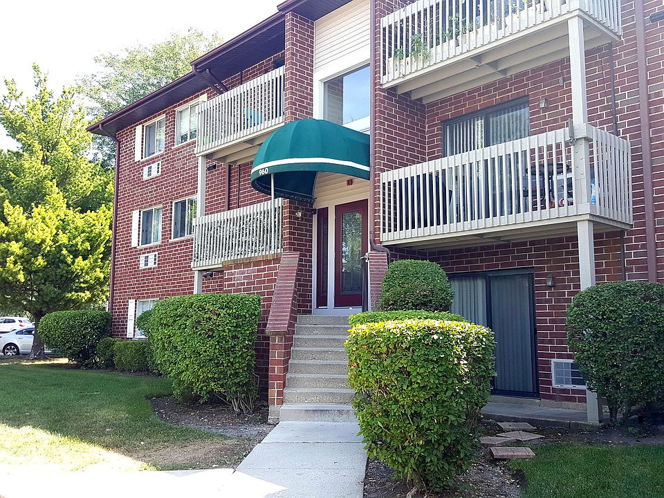 1st image of 960 N Lakeside Dr APT 3A