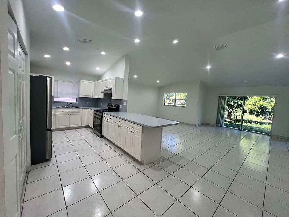 1st image of 1096 Staghorn St