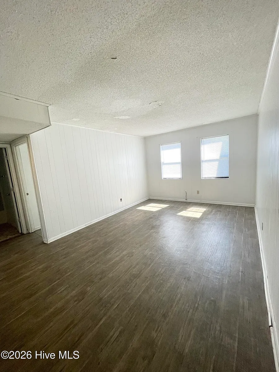 Photo 2 of 9 - 102 Ravenwood Dr #B - Jacksonville, NC Building Photo - 102 Ravenwood Dr #B
