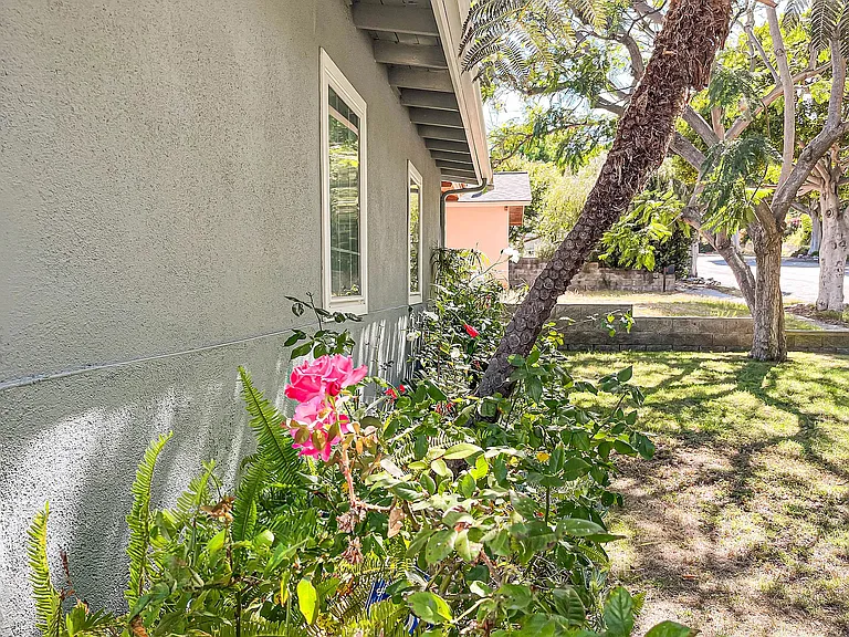 2024 Navy St — Photo 3