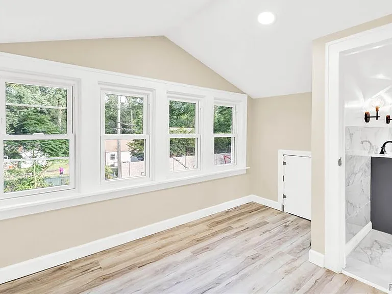 23248 Helen St — Photo 23