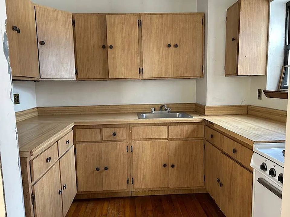 2nd image of 2267 33rd St