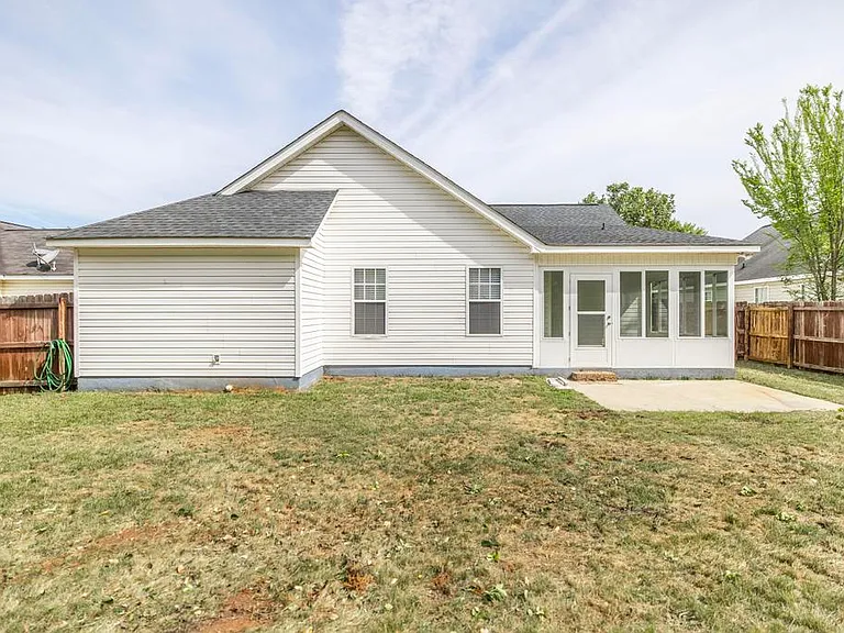 205 Wembley Dr — Photo 28