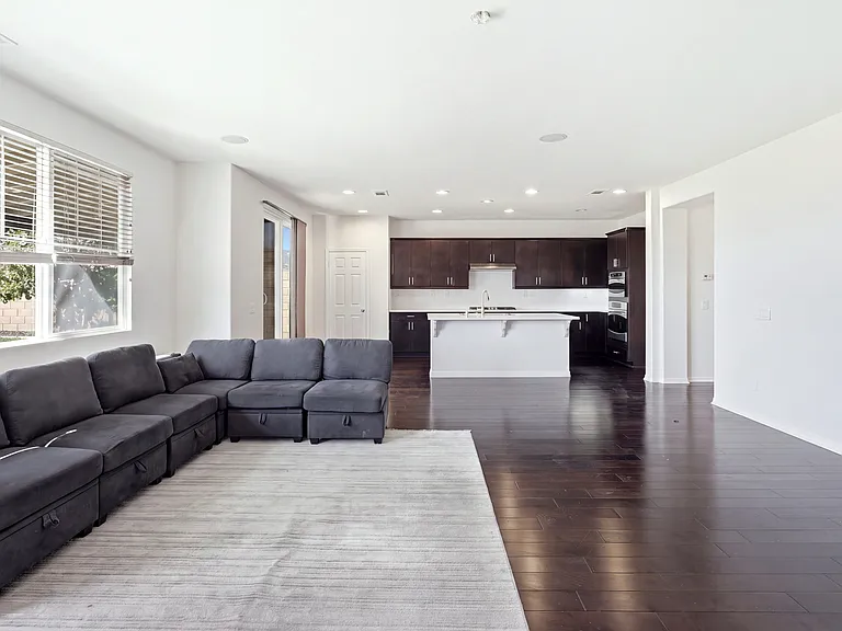 1364 Wellington Dr — Photo 4