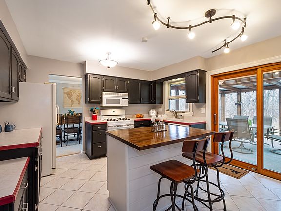 4th image of 1120 Dogwood Ct