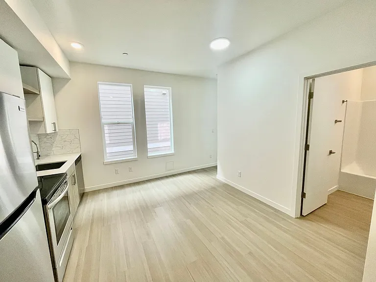Greenwich Ave Apartments — Photo 21