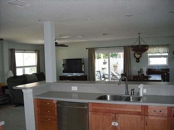 2nd image of 815 Plaza