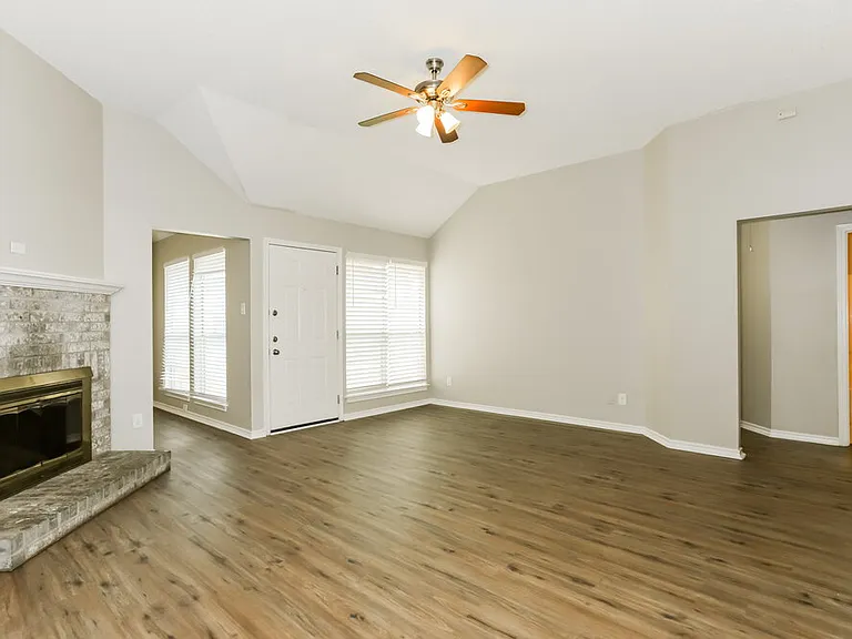 1211 Old Knoll Dr — Photo 3
