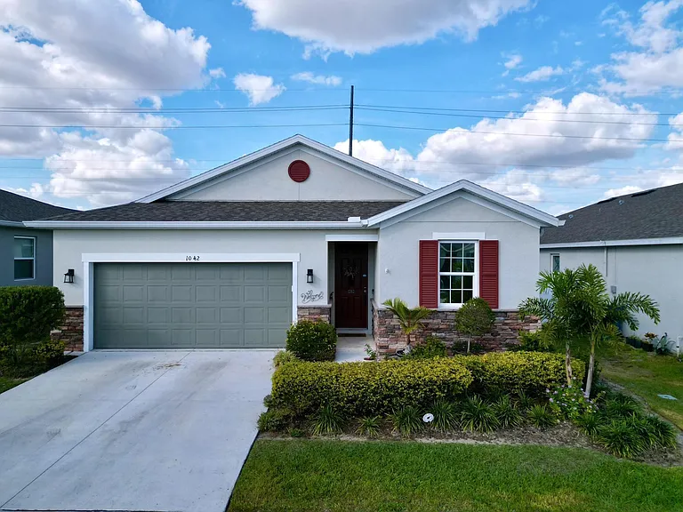 1042 Heirloom Dr — Photo 1