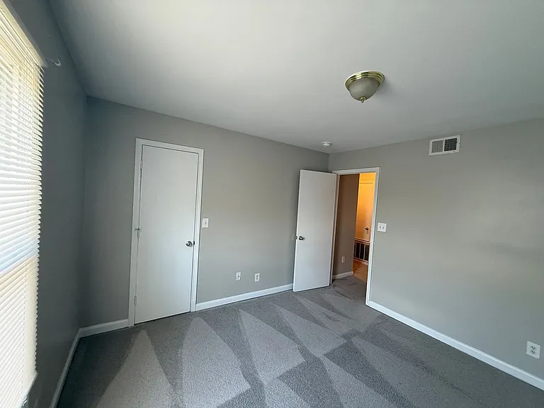 310 W Catawba Ave — Photo 6