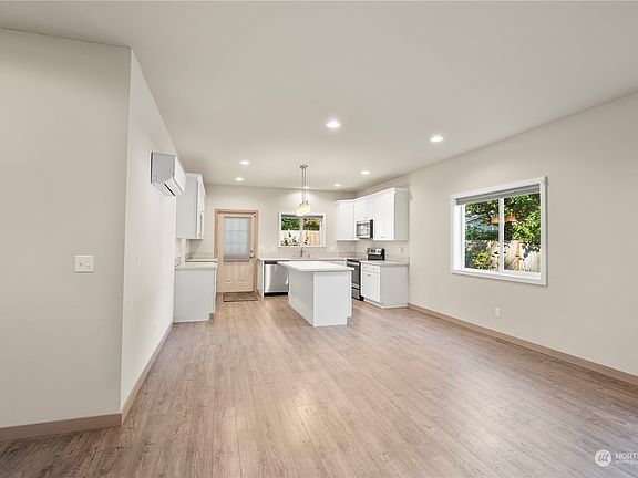 5th image of 1912 LAKE Drive SW