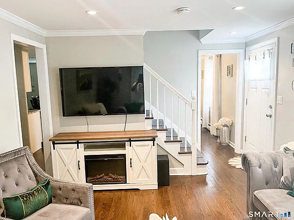 5th image of 236 Goldenrod Ave