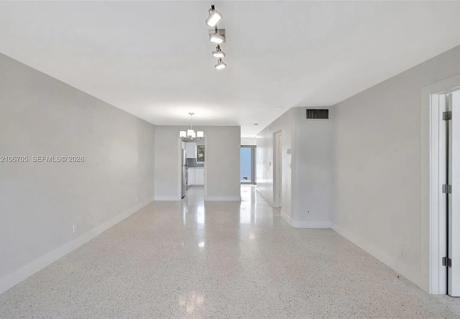 2 bed, 2.0 bath, 1500 sqft, $2,400 — Photo 3