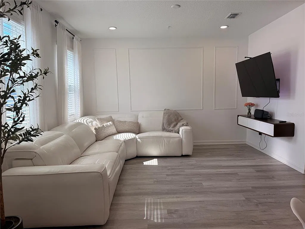 4 bed, 2.5 bath, 1678 sqft, $3,200 — Photo 3