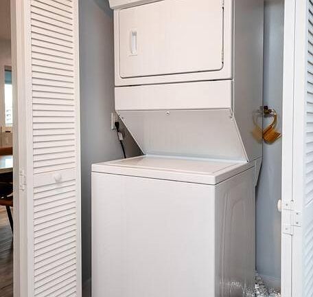 4th image of 917 S Berendo St #403