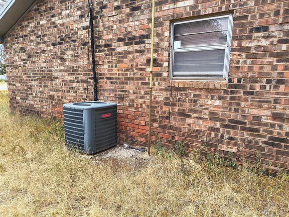 3rd image of 1005 E Lons St