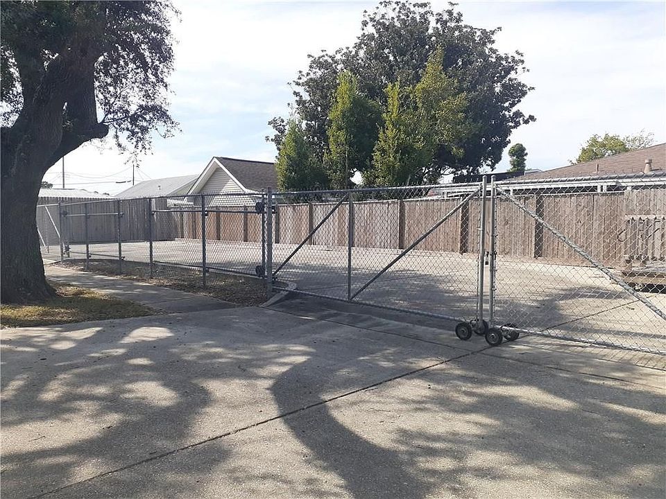 1st image of 554 1st Ave