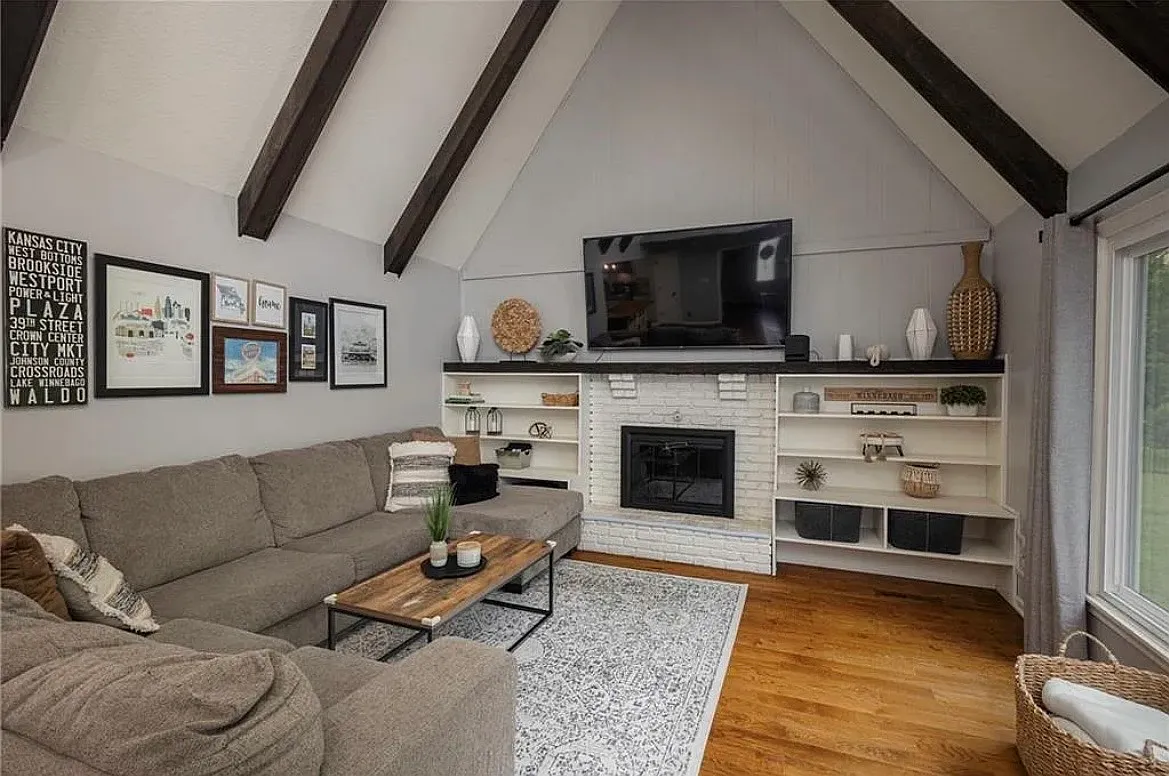 3 bed, 3043 sqft, $2,400 — Photo 3