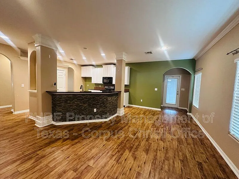 3 bed, 2.0 bath, 1759 sqft, $2,300 — Photo 3