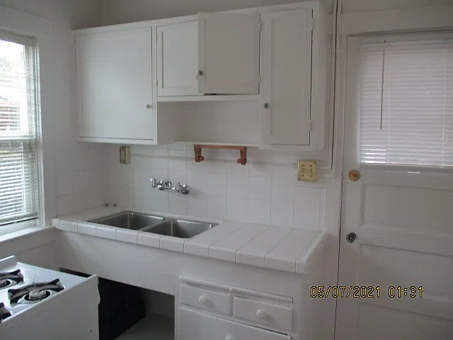 1436 De La Vina St #C — Photo 6