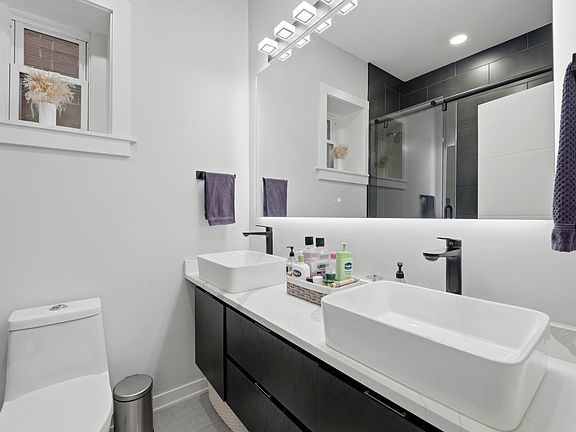 4th image of 1518 W Melrose St #1