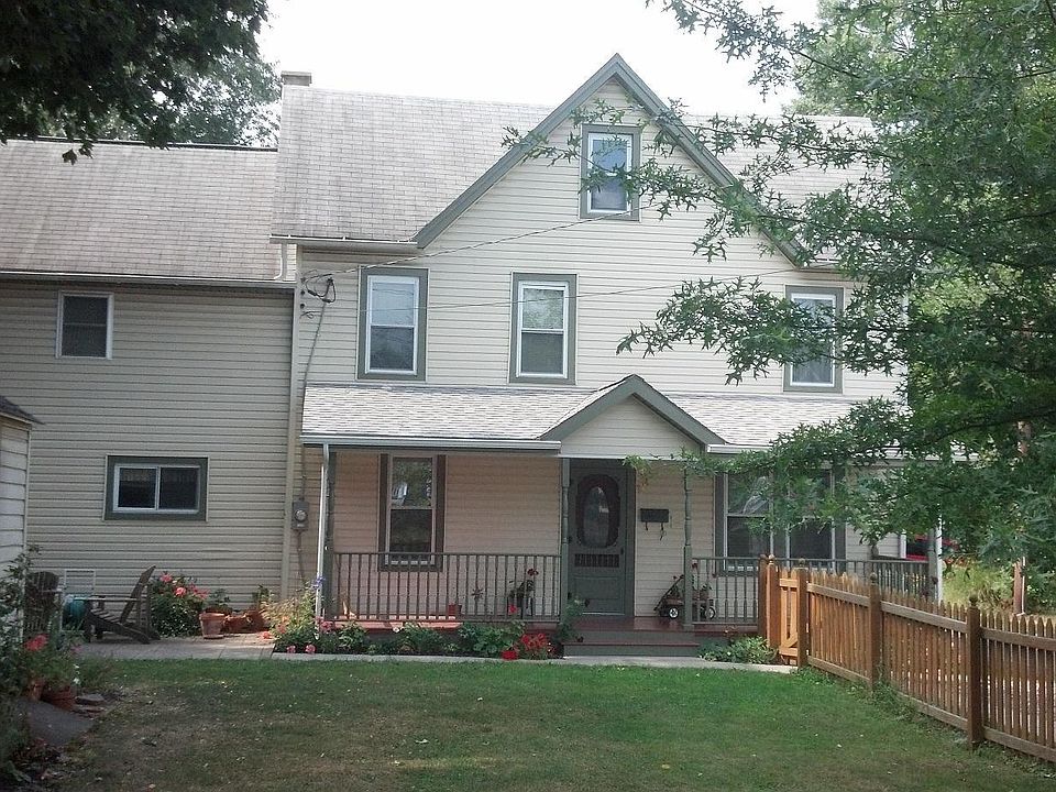 1st image of 422 Curtin St S