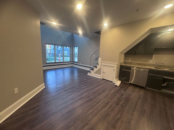 2nd image of 33-35 Howard St #1