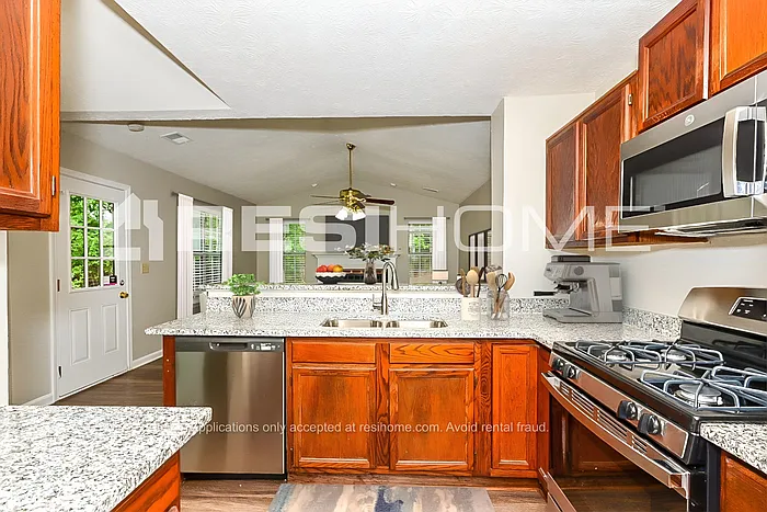 3 bed, 2.0 bath, 1463 sqft, $1,845 — Photo 3