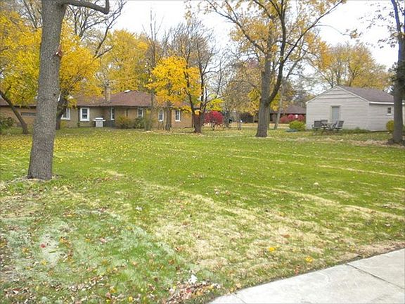 3rd image of 11 W Sauk Trl