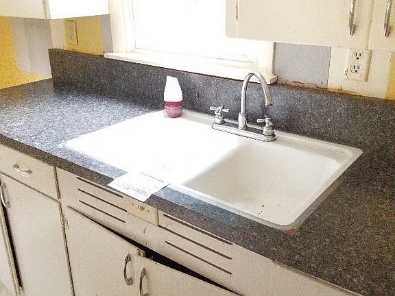 3rd image of 844 S Main Ave