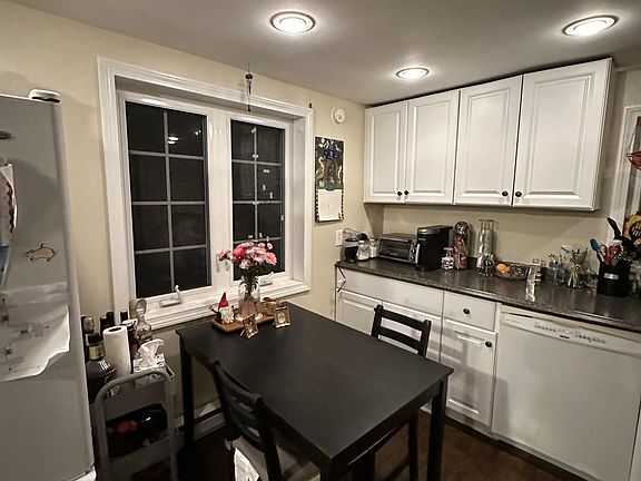 4th image of 32 Woods Ln